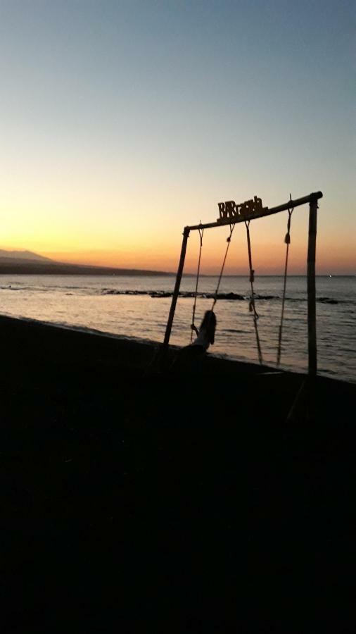 Barracuda Beach Hostel Amed Kültér fotó